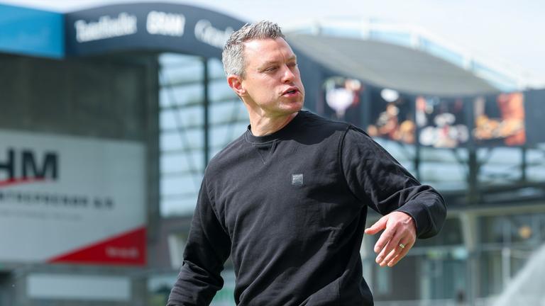 Trainer Hanno Balitsch (Deutschland) gestikuliert während des Freundschaftsspiels der U19 zwischen Dänemark und Deutschland in der Nordstern Arena, Horsens, Dänemark am 14. Mai 2025.