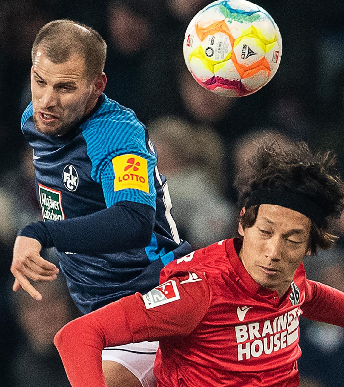 Kaiserslauterns Hendrick Zuck (l) spielt gegen Hannovers Sei Muroya.