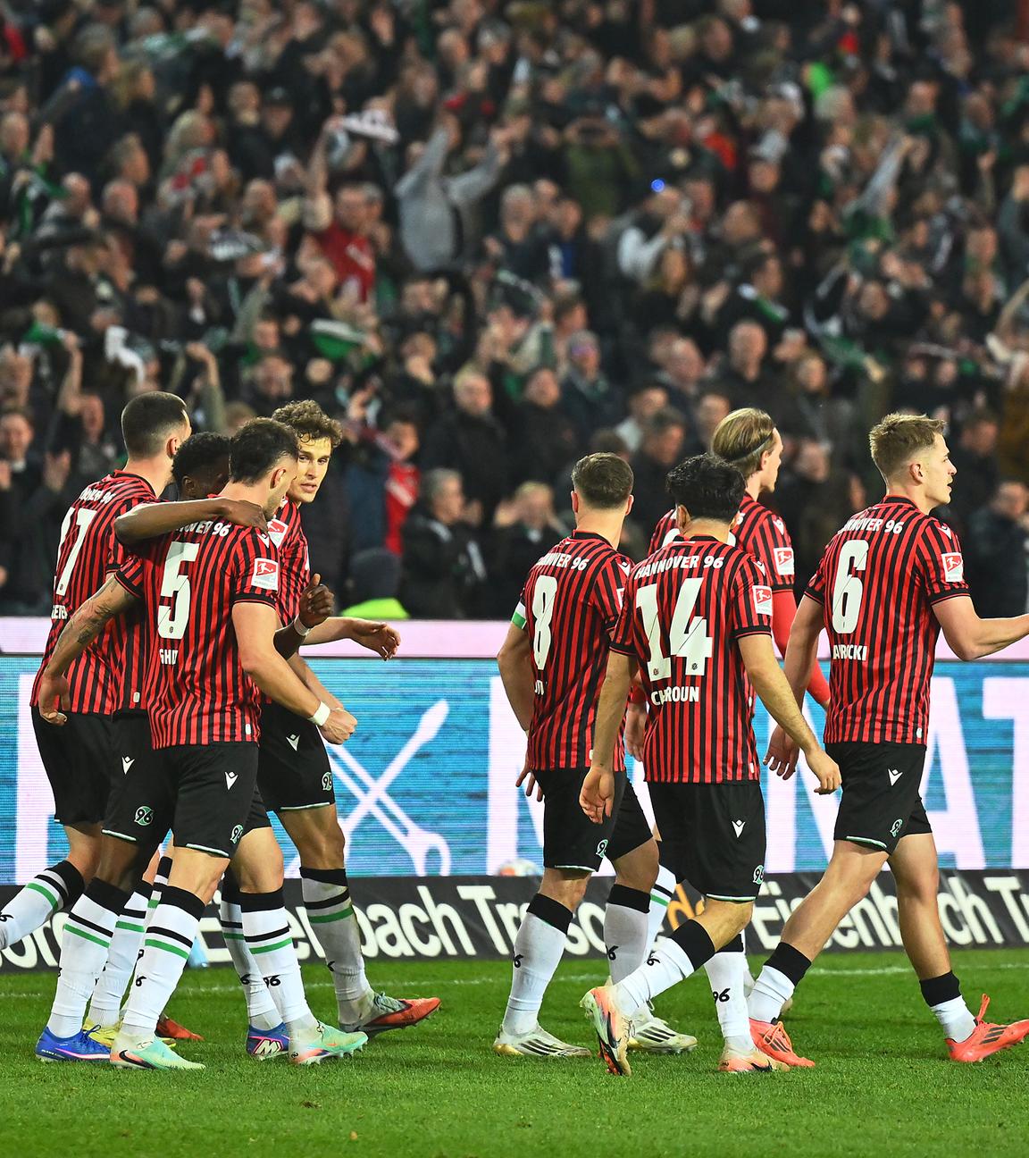 Das Team von Hannover 96 bejubelt das Tor zum 1:0 gegen Eintracht Braunschweig am 20.03.2026.