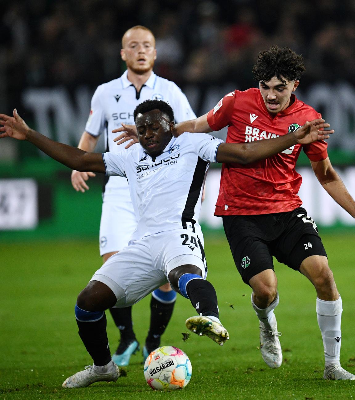 15.10.2022, Niedersachsen, Hannover: Fußball: 2. Bundesliga, 12. Spieltag: Hannover 96 - Arminia Bielefeld in der Heinz von Heiden Arena. Hannovers Antonio Foti (r) und Bielefelds George Bello kämpfen um den Ball.