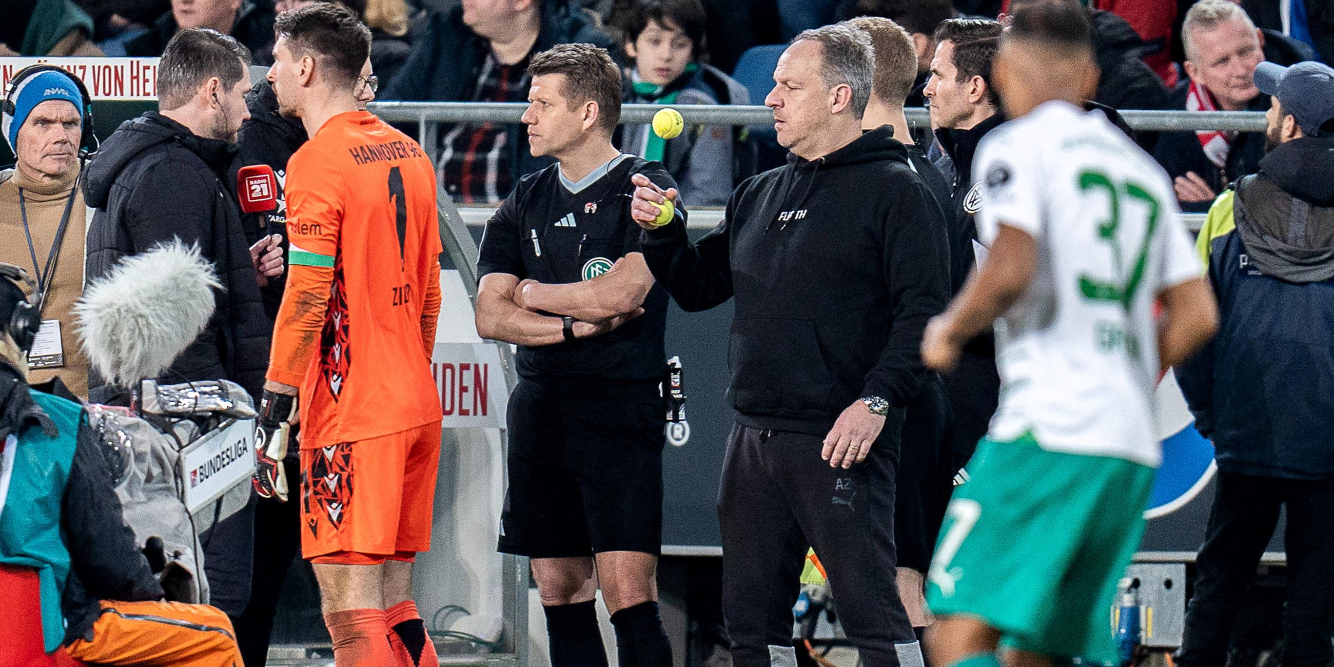 Alexander Zorniger (Greuter Fürth, Chef-Trainer) und Schiedsrichter Ittrich während der Protestunterbrechung mit Tennisbällen.