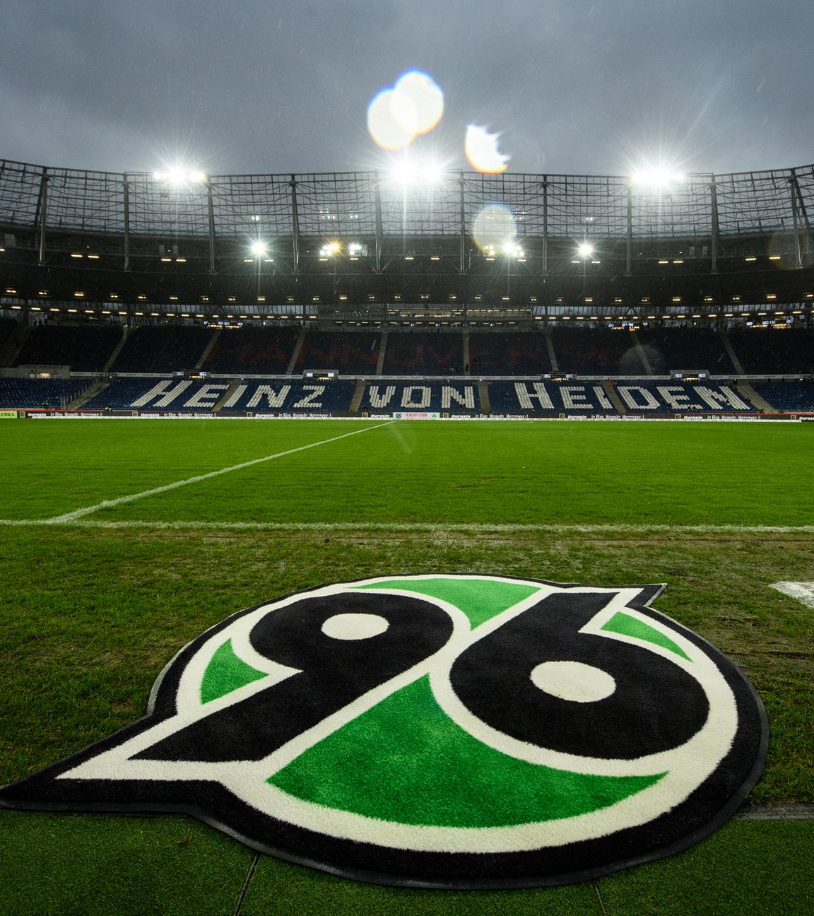 Es ist das Logo des Hannover 96 in der Heinz von Hiden Arena zu sehen. 