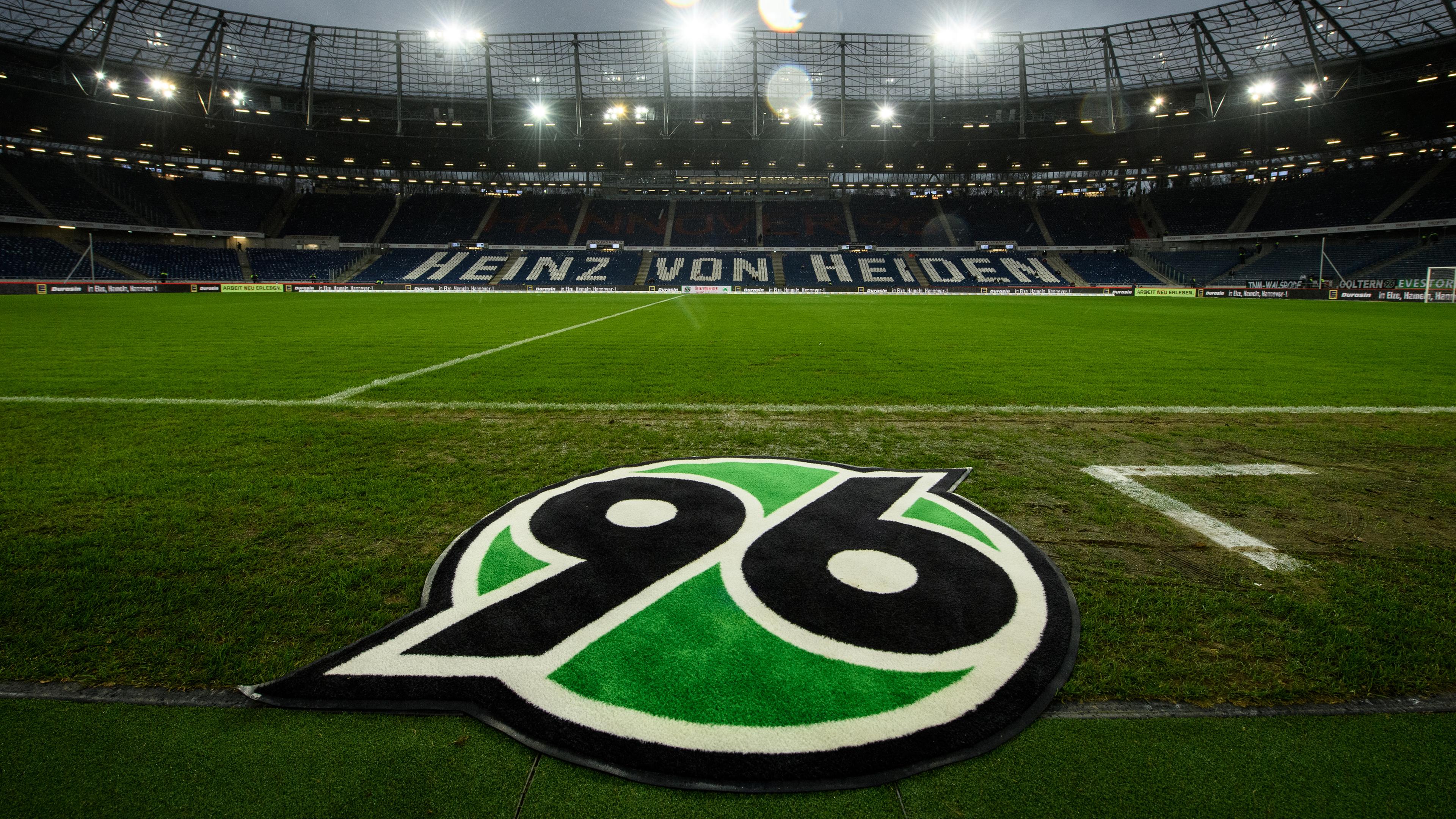 Es ist das Logo des Hannover 96 in der Heinz von Hiden Arena zu sehen. 