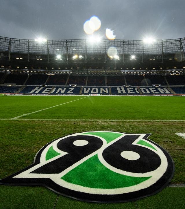 Es ist das Logo des Hannover 96 in der Heinz von Hiden Arena zu sehen. 