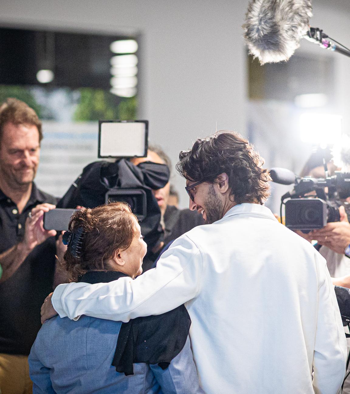 Menschen aus Afghanistan, die zuvor mit einem Flugzeug auf dem Flughafen Hannover-Langenhagen gelandet sind, spechen zu Pressevertretern.