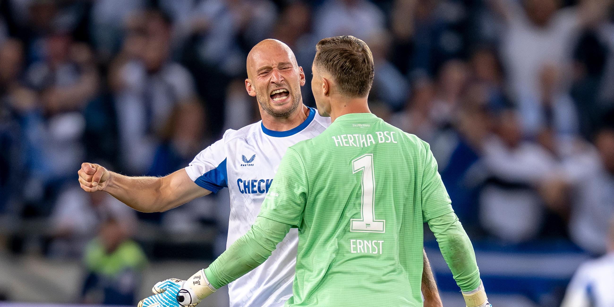 Toni Leistner (Hertha BSC, l) jubelt.
