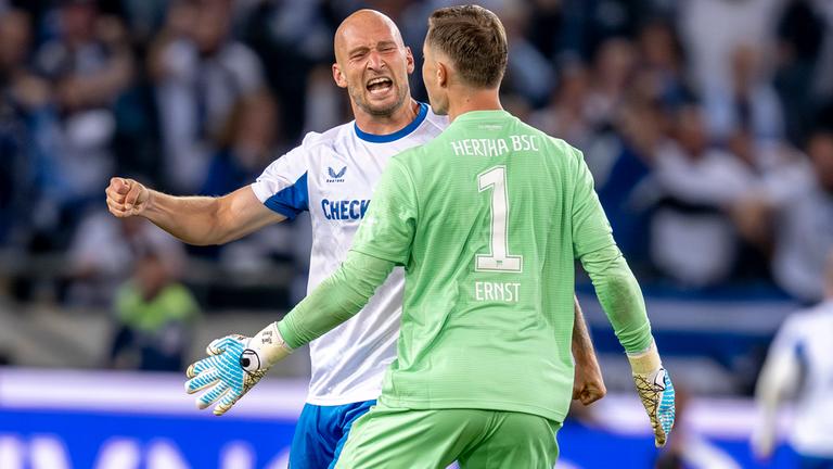 Toni Leistner (Hertha BSC, l) jubelt.