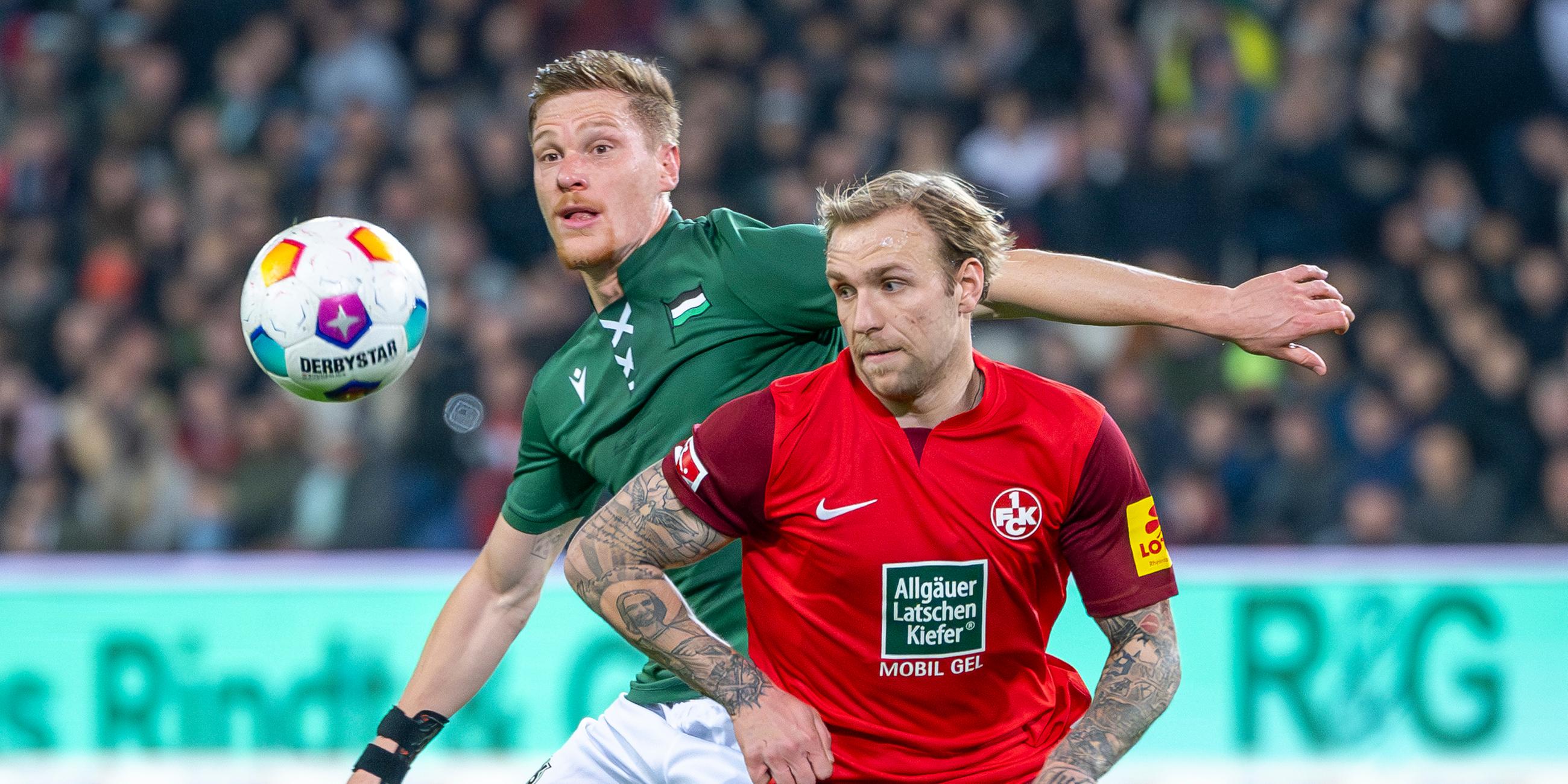 Hannovers Marcel Halstenberg (l.) und Lauterns Tymoteusz Puchacz kämpfen um den Ball. 