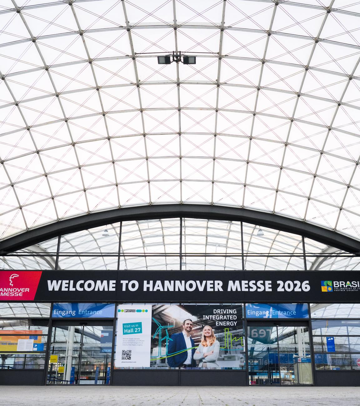 Schilder heißen Besucher auf der Hannover Messe 2026 am 17.04.2026 willkommen. 