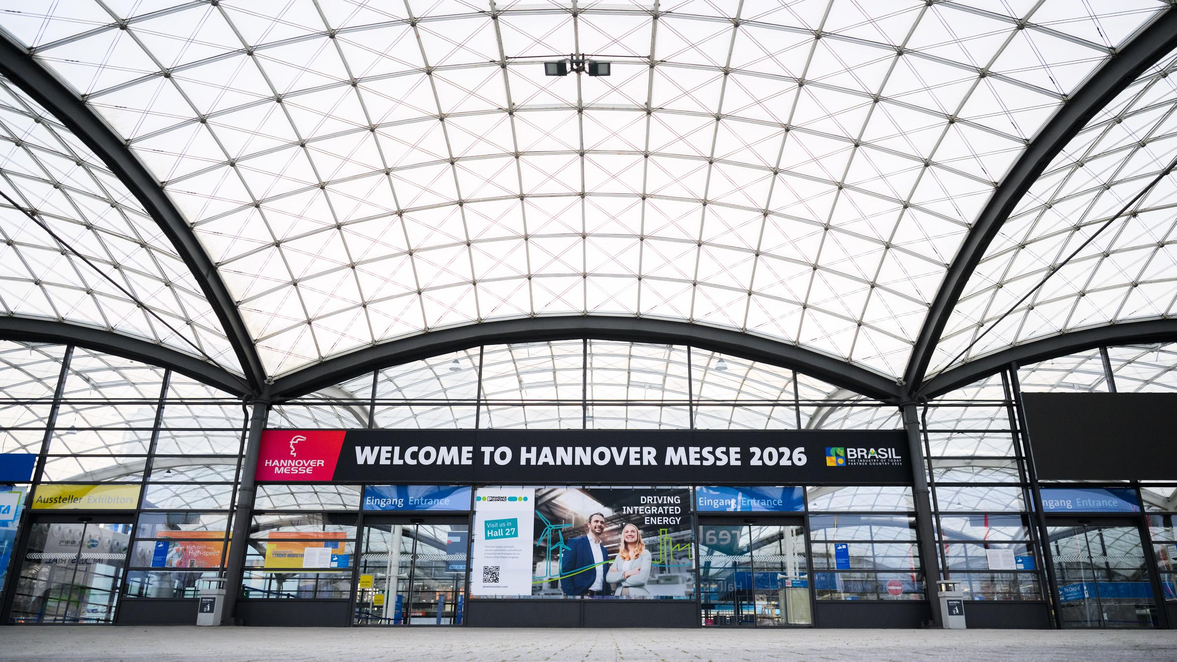 Schilder heißen Besucher auf der Hannover Messe 2026 am 17.04.2026 willkommen. 