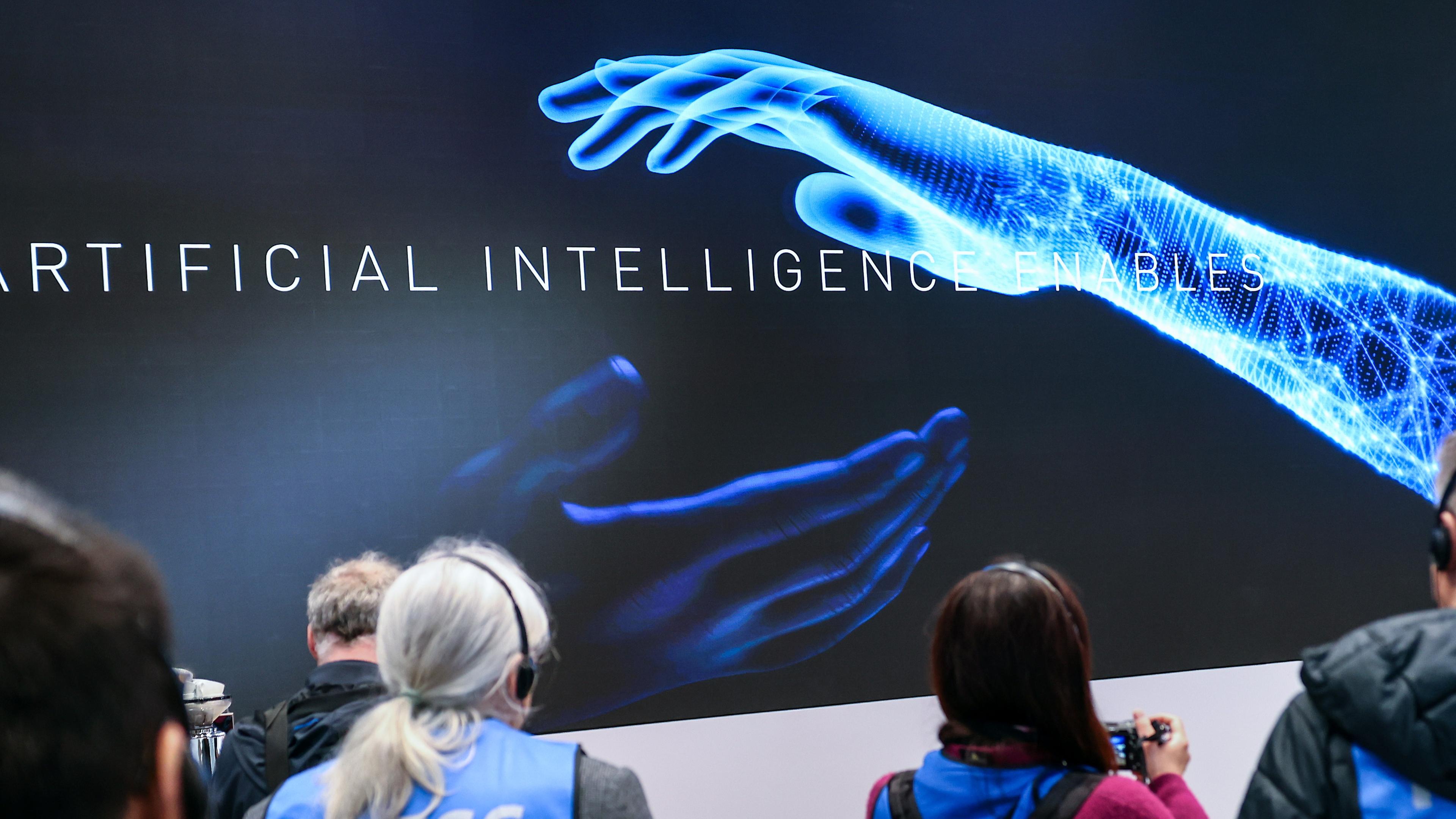 Eine Darstellung von zwei Händen aus blauen Pixeln. Darunter stehen die Worte "Artificial Intelligence" geschrieben.