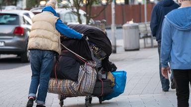 Hannover: Obdachlose Frau schiebt einen Wagen mit Taschen, Archivbild
