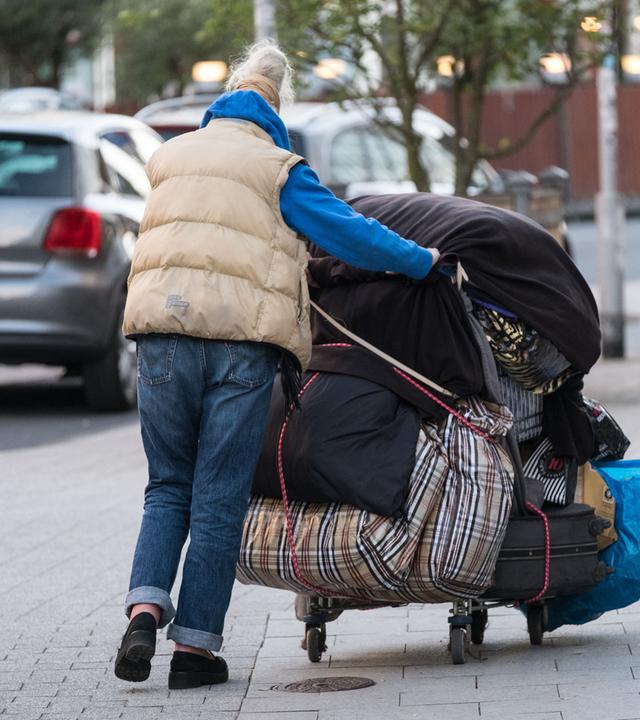 Hannover: Obdachlose Frau schiebt einen Wagen mit Taschen, Archivbild