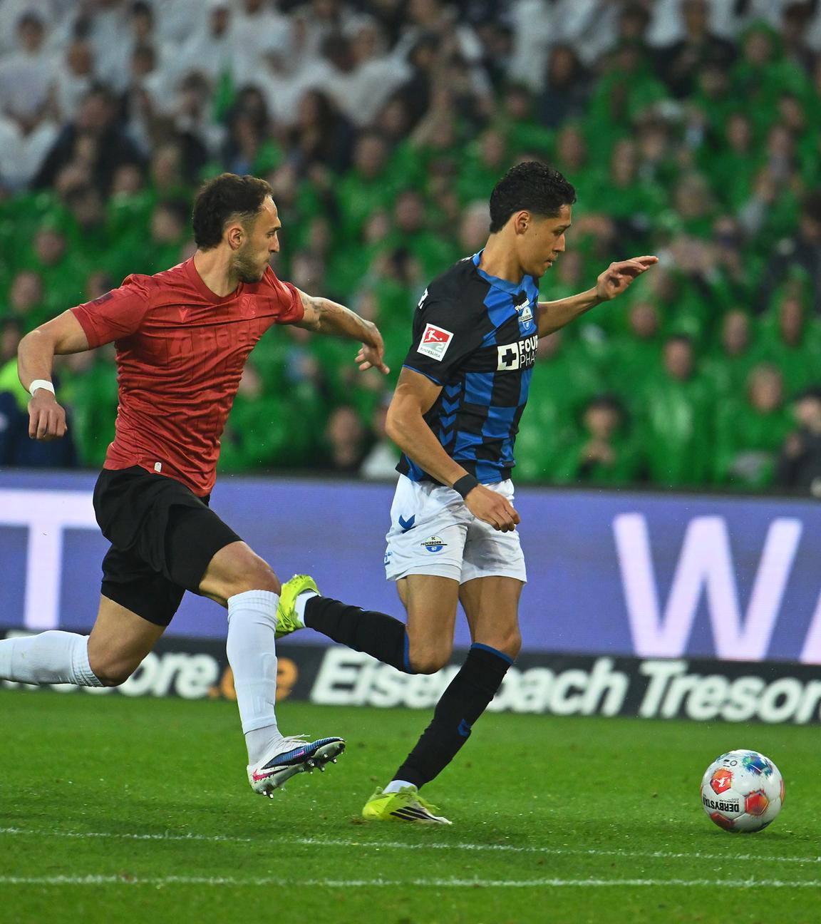 Santiago Castaneda (SC Paderborn 07) im Duell mit Virgil Ghita (Hannover 96).