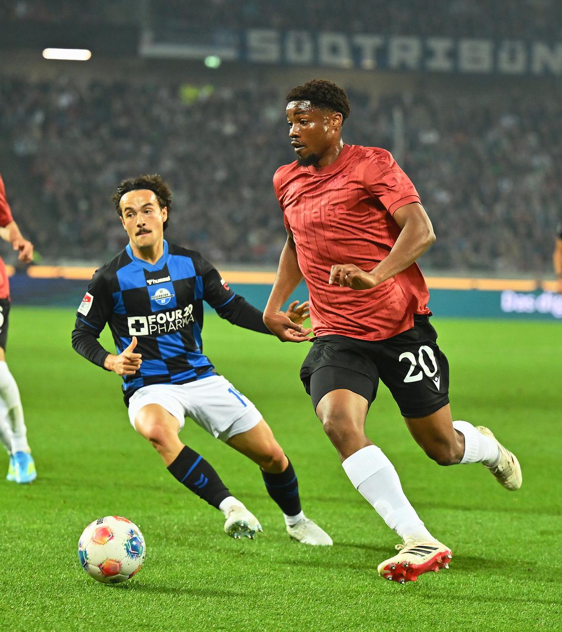 Ime Okon (Hannover 96) und Mika Baur (SC Paderborn 07) kämpfen. 