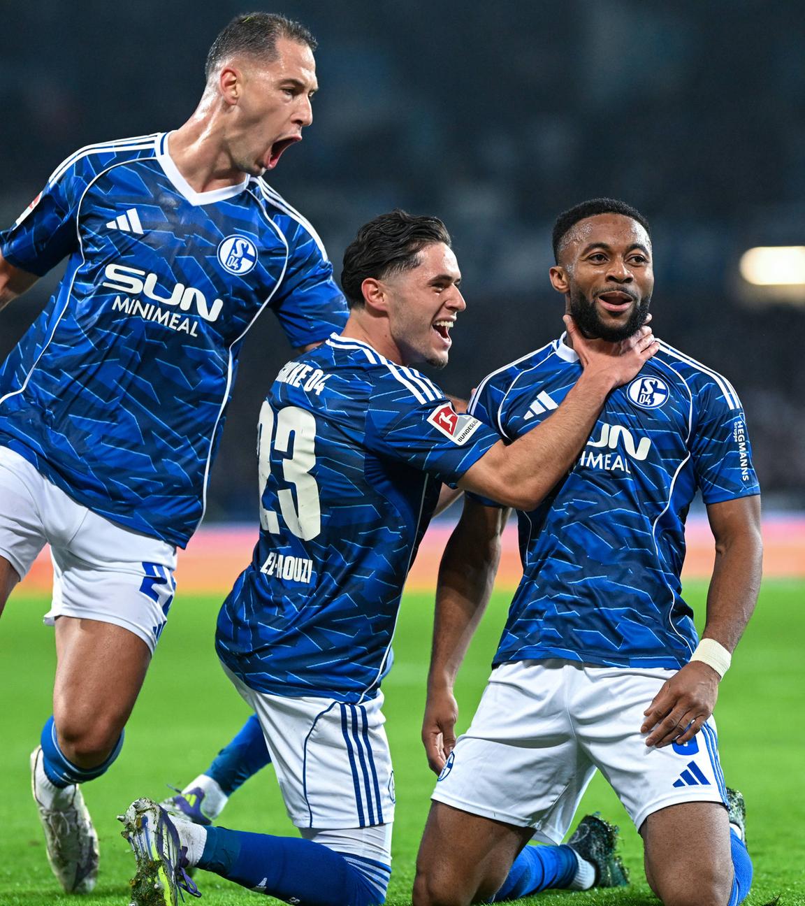 Moussa Sylla (Schalke 04) und Soufiane El-Faouzi (Schalke 04) jubeln. 