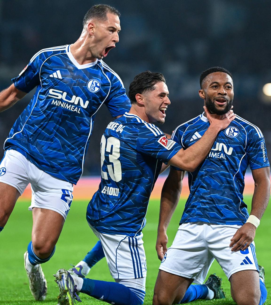 Moussa Sylla (Schalke 04) und Soufiane El-Faouzi (Schalke 04) jubeln. 