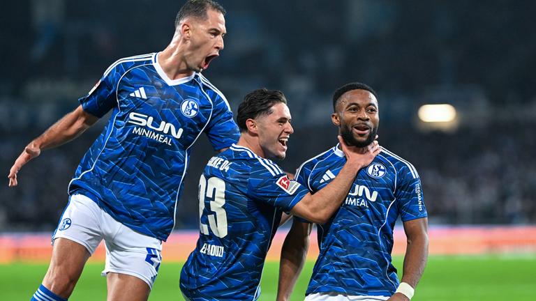 Moussa Sylla (Schalke 04) und Soufiane El-Faouzi (Schalke 04) jubeln. 