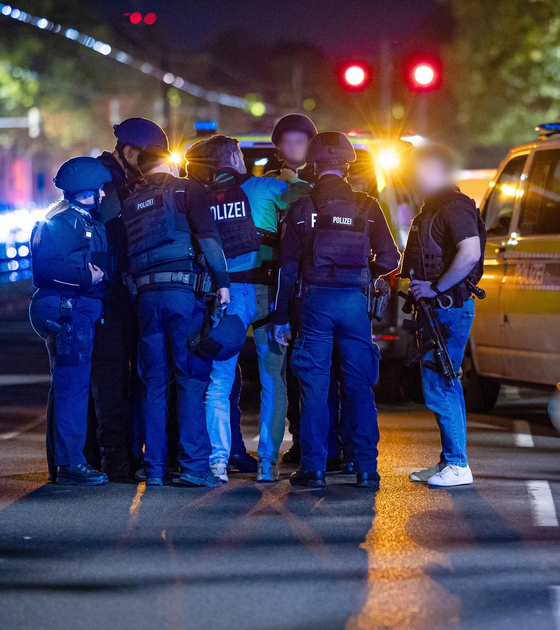 Einsatzkräfte der Polizei stehen am Tatort in Hannover.
