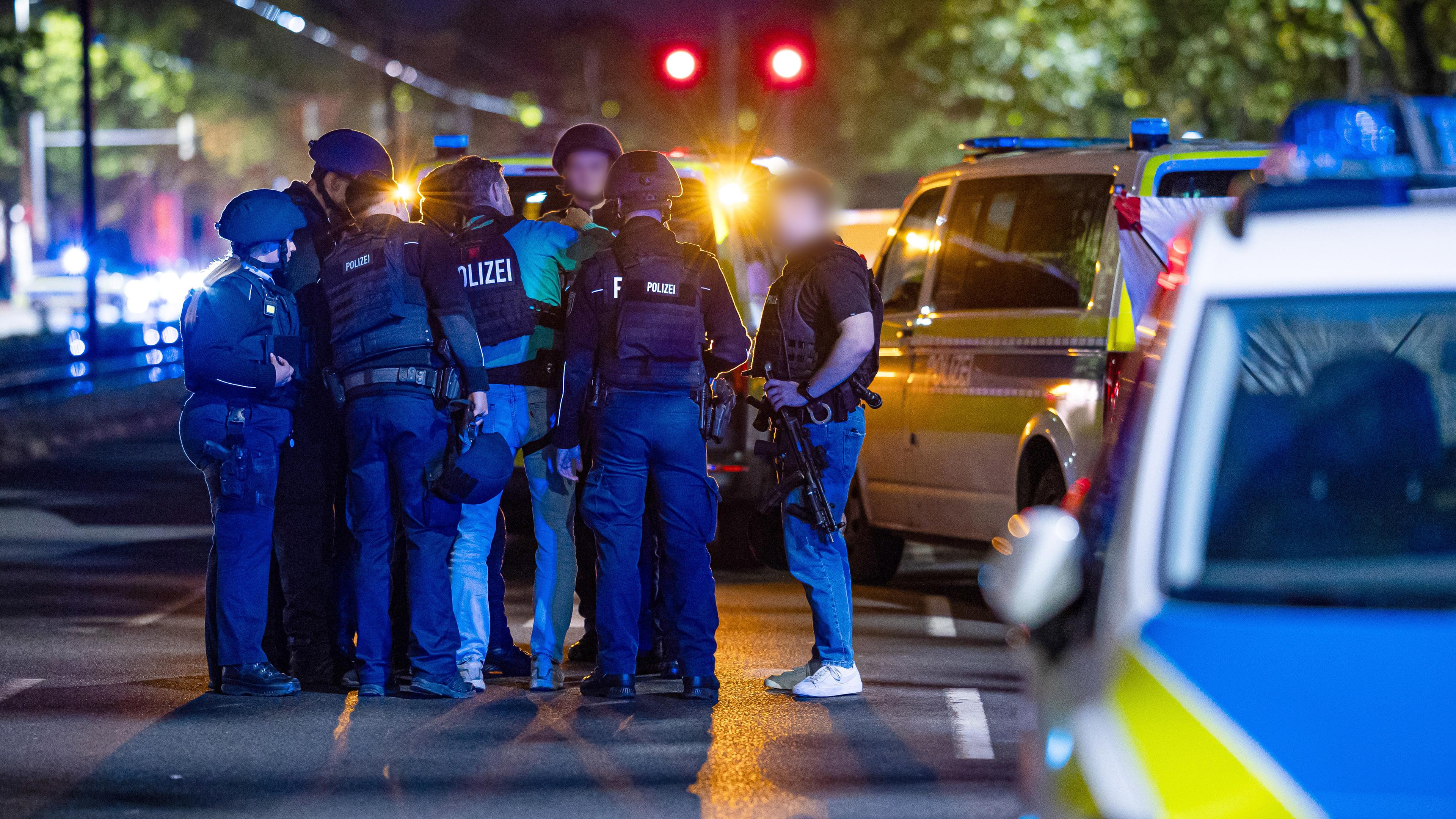 Einsatzkräfte der Polizei stehen am Tatort in Hannover.