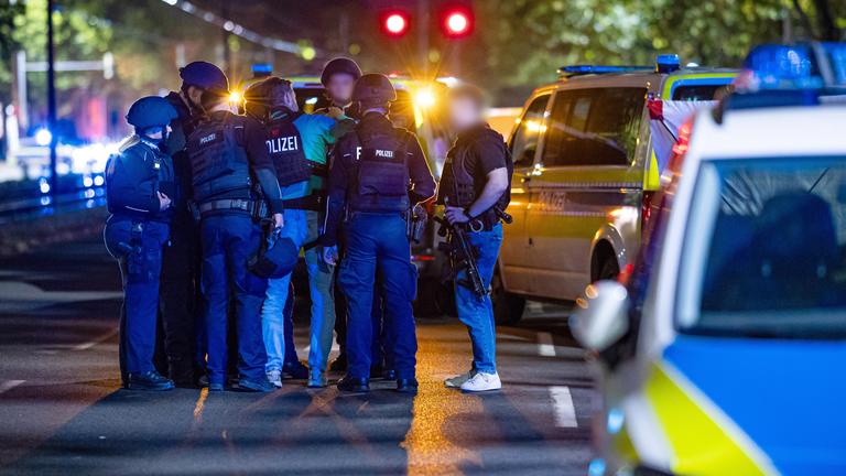 Einsatzkräfte der Polizei stehen am Tatort in Hannover.
