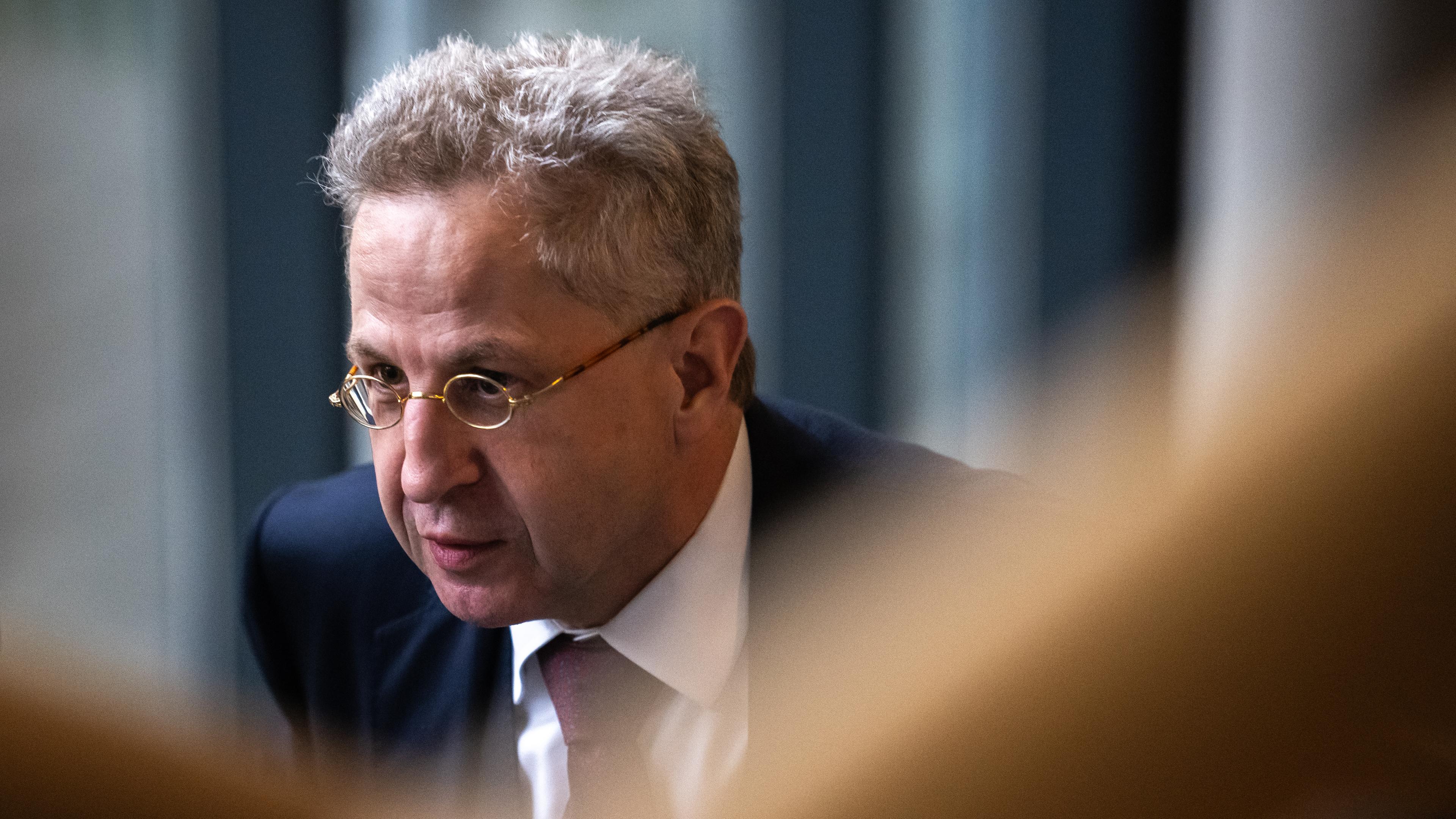 Hans-Georg Maaßen bei einer Sitzung des Untersuchungsausschusses zu politisch motivierter Gewaltkriminalität im Thueringer Landtag am 23.10.2023.