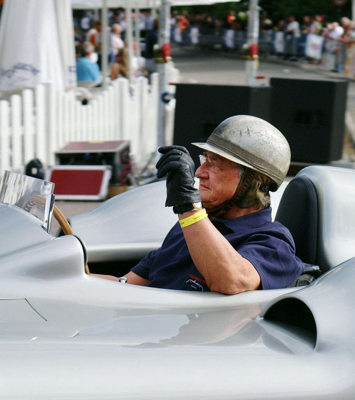 Automobilrennfahrer Hans Herrmann im Silberpfeil am 19.01.2021.