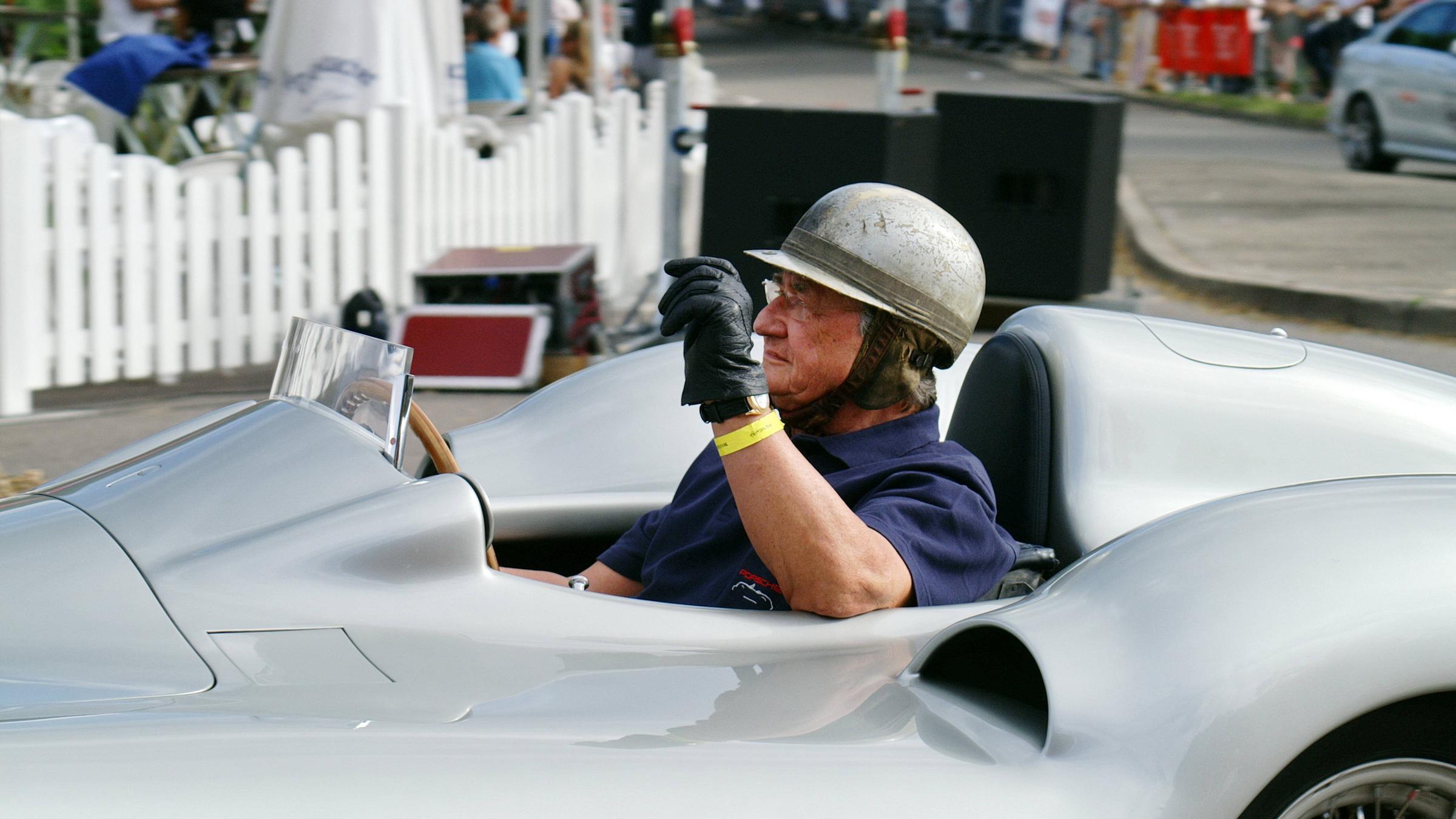 Automobilrennfahrer Hans Herrmann im Silberpfeil am 19.01.2021.