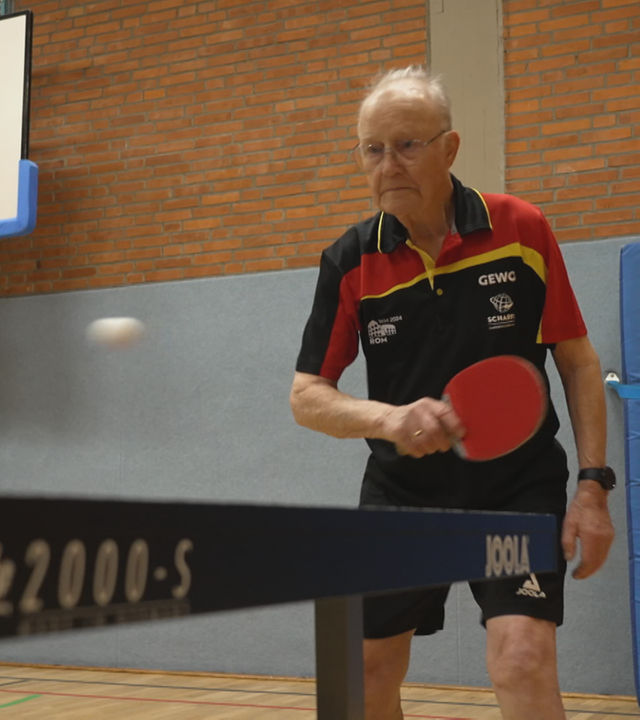Hans Nolte spiet mit seinen 90 Jahren noch mit Leidenschaft Tischtennis.