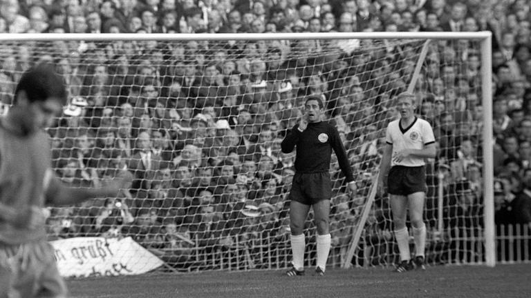 Hans Tilkowski steht in Wembley zwischen den Pfosten und ruft in Richtung Spielfeld.
