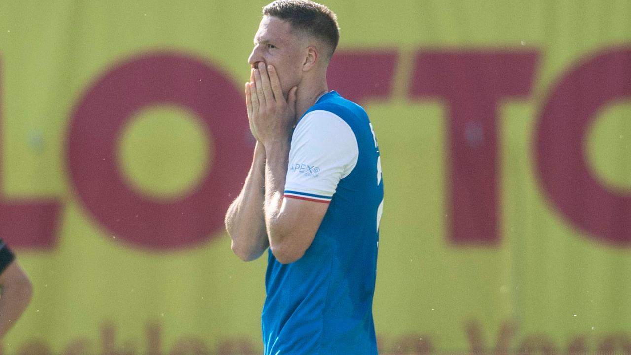 Rostocks Janik Bachmann ist enttäuscht beim Spiel gegen Paderborn am 19.05.2024.