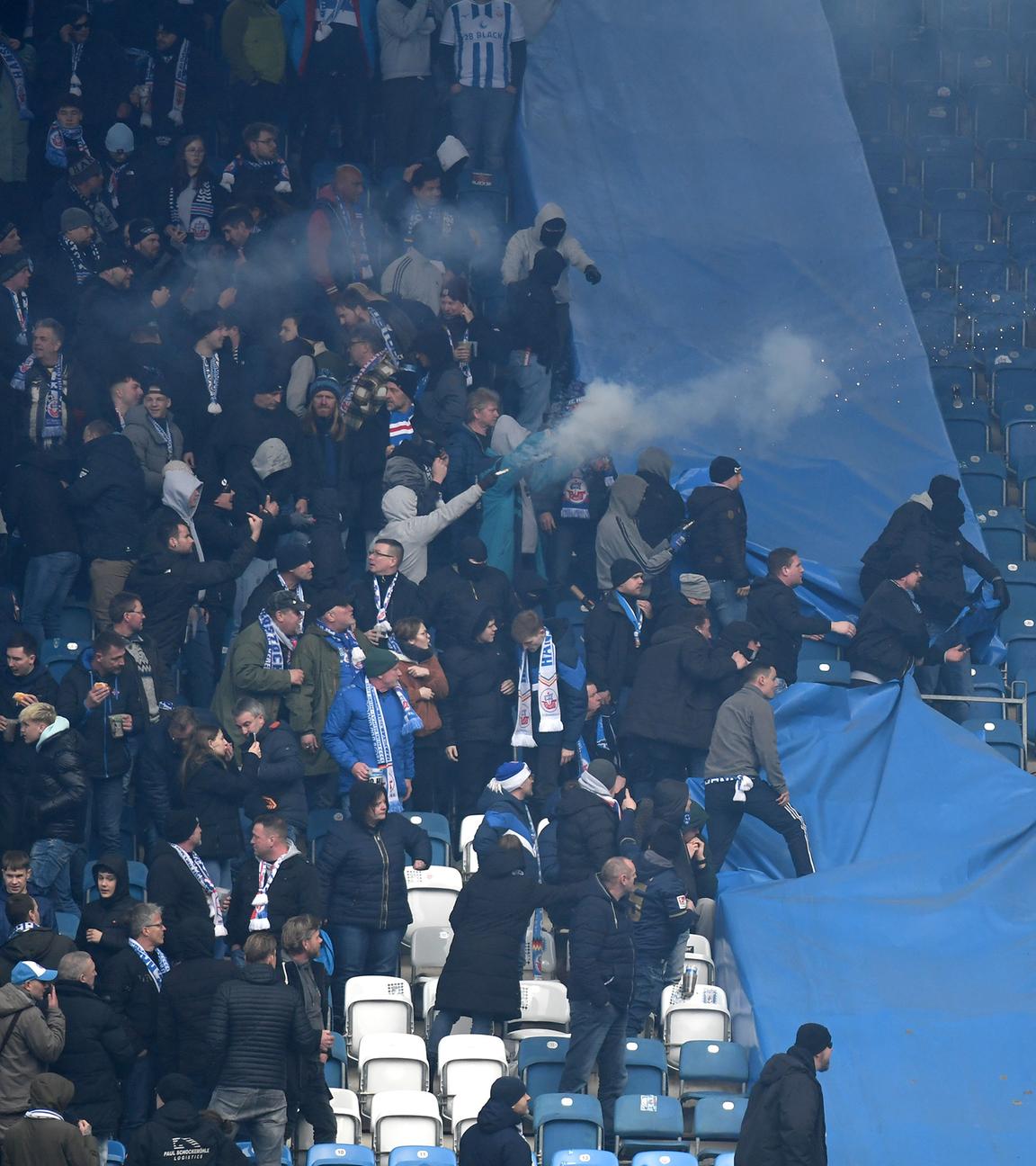 Mecklenburg-Vorpommern, Rostock: Fußball, 3. Liga, FC Hansa Rostock - SG Dynamo Dresden, 25. Spieltag Ostseestadion Rostock. Ausschreitungen auf den Rängen, Pyros werden in den Dresdner Block geschossen.