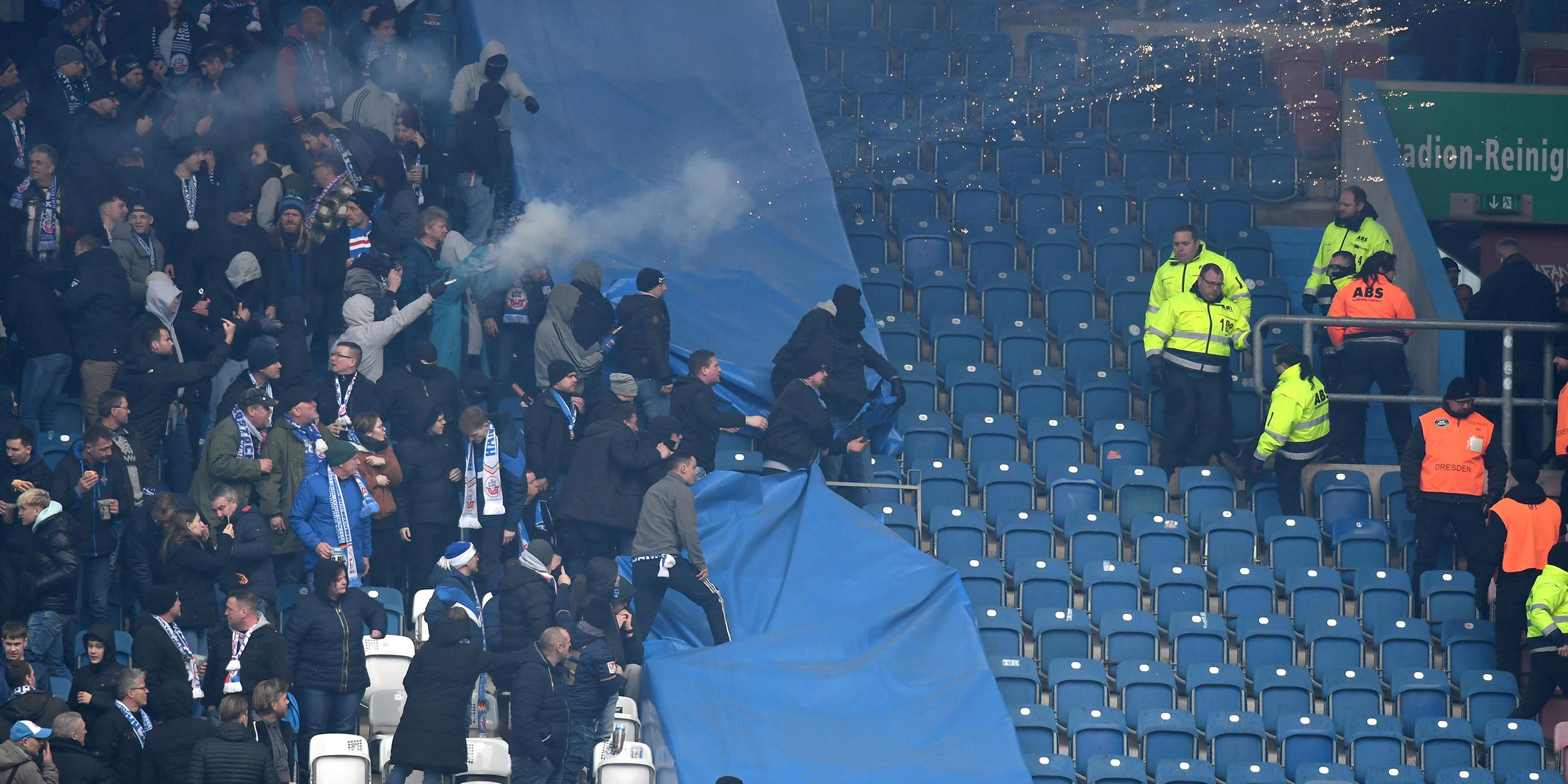 Mecklenburg-Vorpommern, Rostock: Fußball, 3. Liga, FC Hansa Rostock - SG Dynamo Dresden, 25. Spieltag Ostseestadion Rostock. Ausschreitungen auf den Rängen, Pyros werden in den Dresdner Block geschossen.
