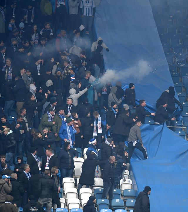 Mecklenburg-Vorpommern, Rostock: Fußball, 3. Liga, FC Hansa Rostock - SG Dynamo Dresden, 25. Spieltag Ostseestadion Rostock. Ausschreitungen auf den Rängen, Pyros werden in den Dresdner Block geschossen.
