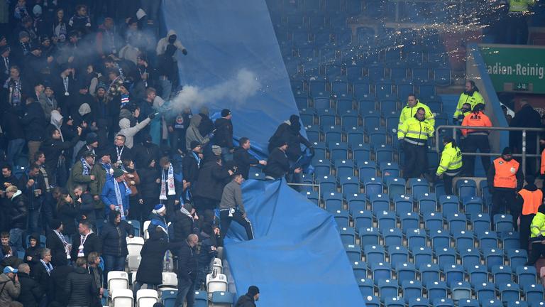 Mecklenburg-Vorpommern, Rostock: Fußball, 3. Liga, FC Hansa Rostock - SG Dynamo Dresden, 25. Spieltag Ostseestadion Rostock. Ausschreitungen auf den Rängen, Pyros werden in den Dresdner Block geschossen.