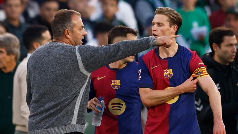 Frenkie de Jong vom FC Barcelona erhält Anweisungen von Trainer Hansi Flick.