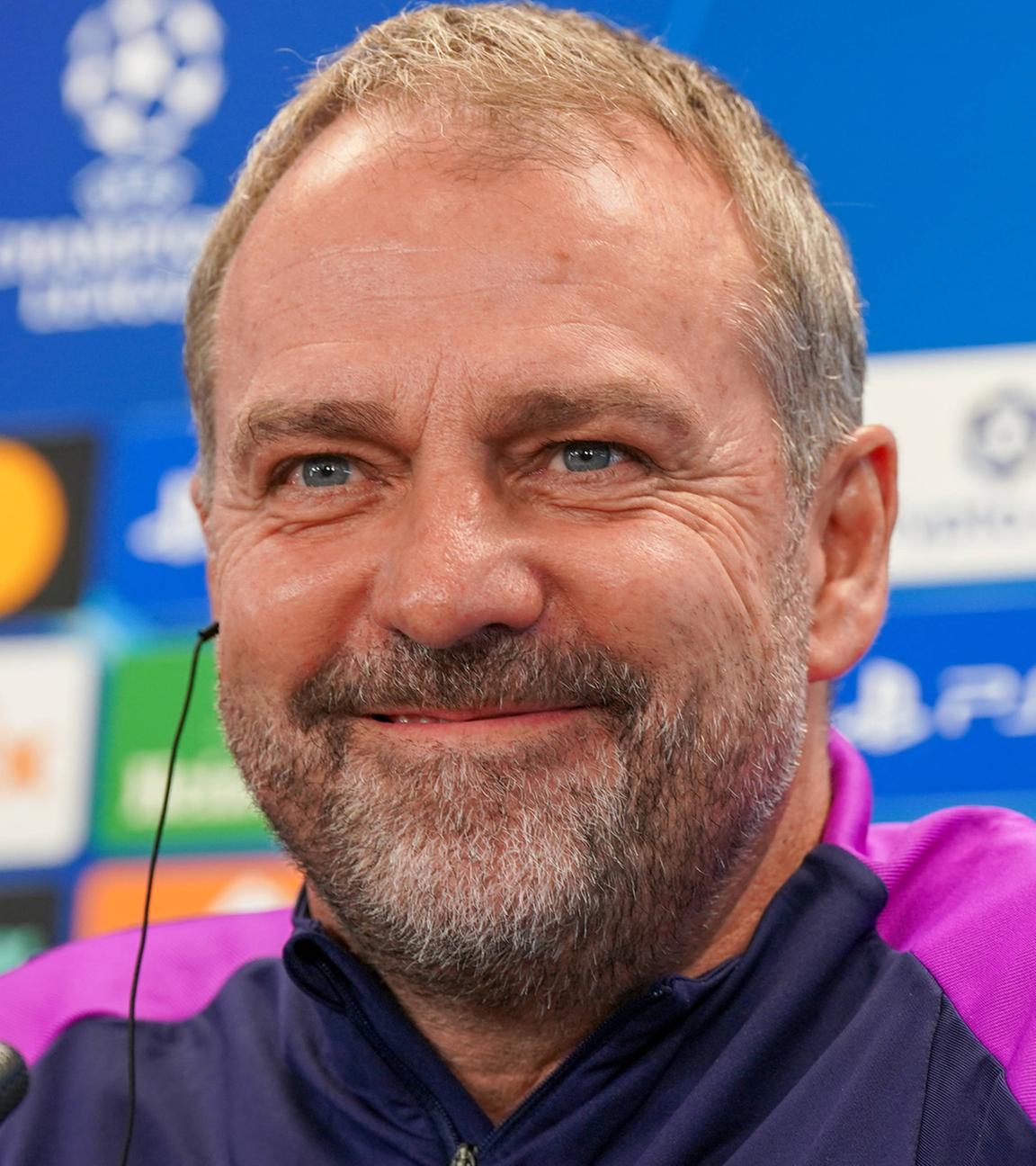 Trainer von FC Barcelona Hansi Flick während einer Pressekonferenz.