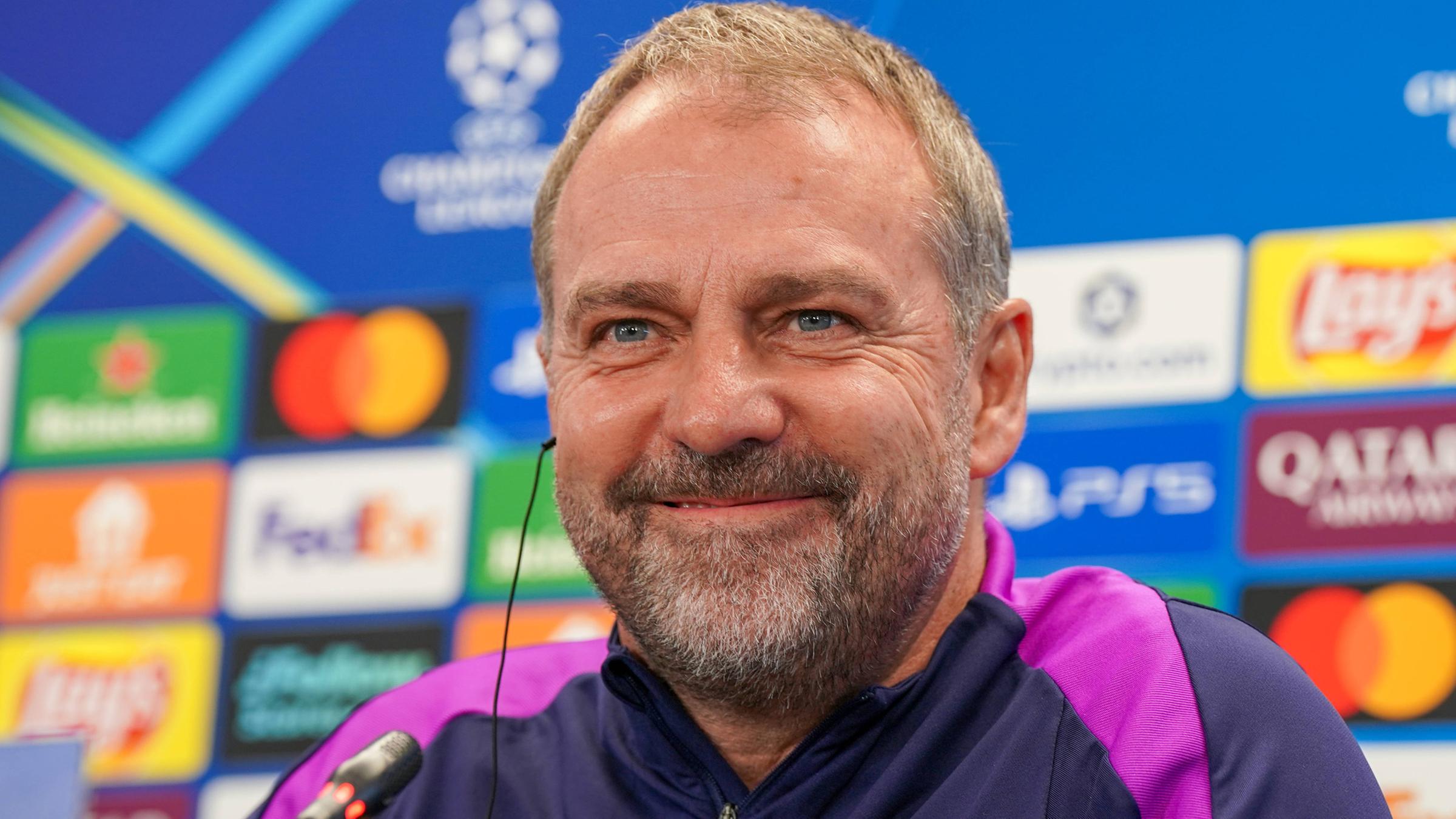 Trainer von FC Barcelona Hansi Flick während einer Pressekonferenz.