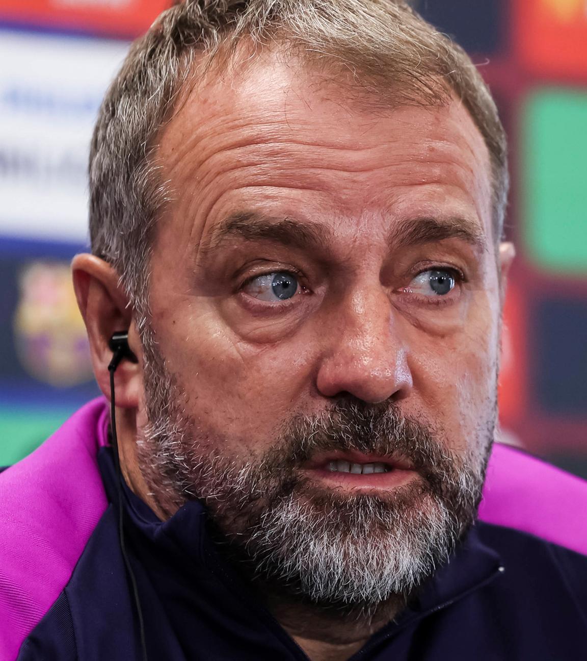 Trainer von FC Barcelona Hansi Flick während einer Pressekonferenz.