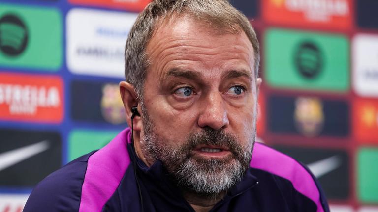 Trainer von FC Barcelona Hansi Flick während einer Pressekonferenz.