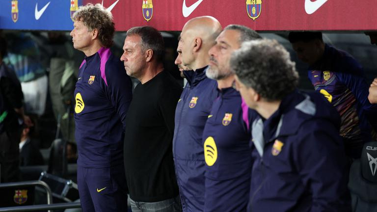 Im Camp Nou wird mit einer Schweigeminute an den verstorbenen Vater von Hansi Flick gedacht