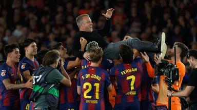 Barcelonas Cheftrainer Hansi Flick wird von seinen Spielern hochgehoben, nachdem sie das Spiel der spanischen La Liga zwischen dem FC Barcelona und Real Madrid gewonnen haben, wodurch sie am 10.05.2026, in Barcelona, Spanien, spanischer Meister wurden. 