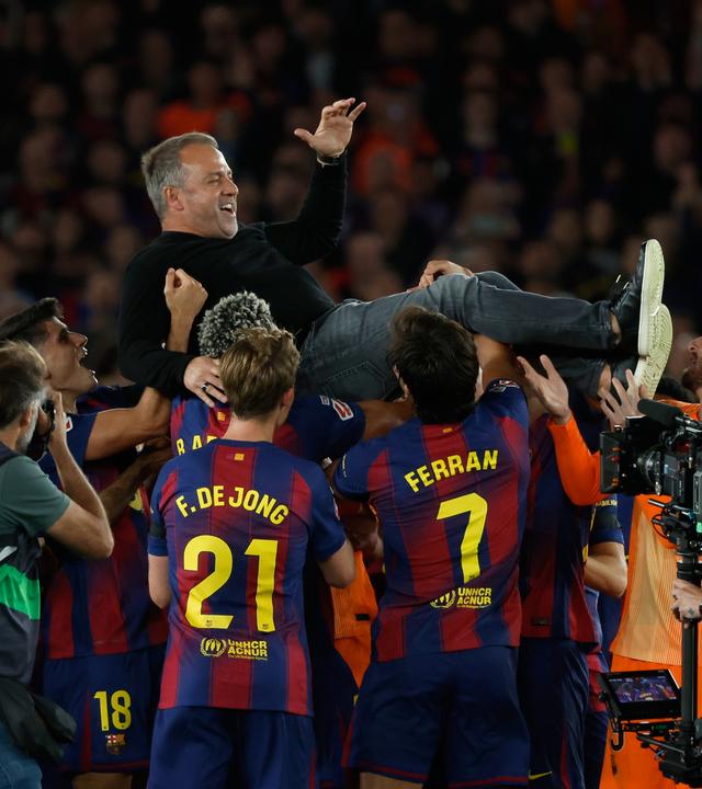 Barcelonas Cheftrainer Hansi Flick wird von seinen Spielern hochgehoben, nachdem sie das Spiel der spanischen La Liga zwischen dem FC Barcelona und Real Madrid gewonnen haben, wodurch sie am 10.05.2026, in Barcelona, Spanien, spanischer Meister wurden. 
