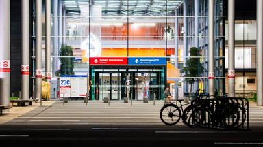 Am 11.05.2026 trafen vier deutsche Passagiere des Kreuzfahrtschiffs Hondius nach einem Hantavirus-Ausbruch an Bord per Sonderisoliertransport am Uniklinikum Frankfurt ein. 