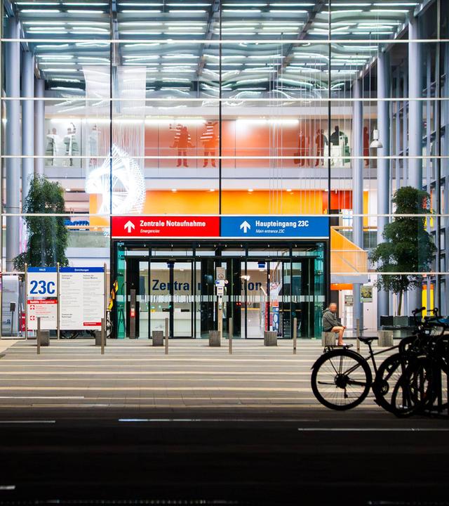 Am 11.05.2026 trafen vier deutsche Passagiere des Kreuzfahrtschiffs Hondius nach einem Hantavirus-Ausbruch an Bord per Sonderisoliertransport am Uniklinikum Frankfurt ein. 