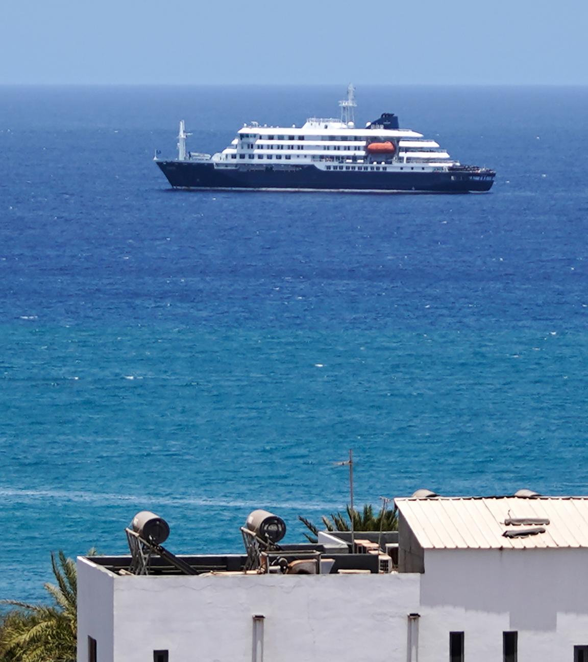 Das Kreuzfahrtschiff MV Hondius liegt im Hafen von Praia, Kap Verde, vor Anker, aufgenommen am 03.05.2026