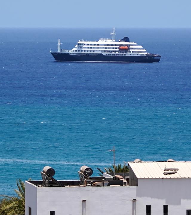 Das Kreuzfahrtschiff MV Hondius liegt im Hafen von Praia, Kap Verde, vor Anker, aufgenommen am 03.05.2026