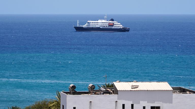Das Kreuzfahrtschiff MV Hondius liegt im Hafen von Praia, Kap Verde, vor Anker, aufgenommen am 03.05.2026