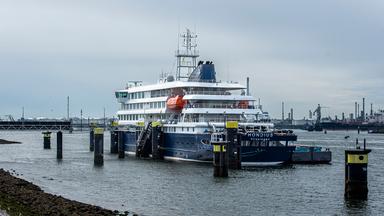 Das Kreuzfahrtschiff Hondius wird im Hafen von Rotterdam desinfiziert