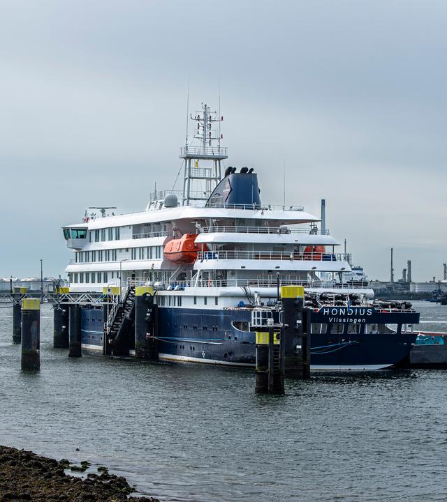 Das Kreuzfahrtschiff Hondius wird im Hafen von Rotterdam desinfiziert